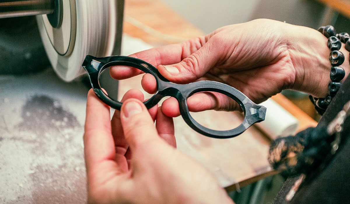 Travail artisanal sur une monture de lunettes en atelier de création et design optique