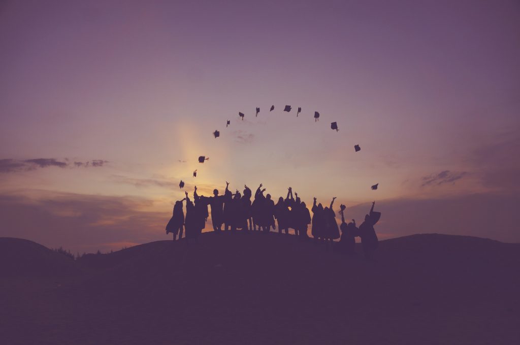 étudiants diplômés heureux