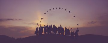 étudiants diplômés heureux