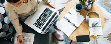 Etudiant à distance depuis son canapé
