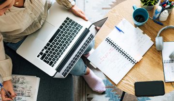 Etudiant à distance depuis son canapé