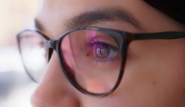 femme avec lunettes de vue