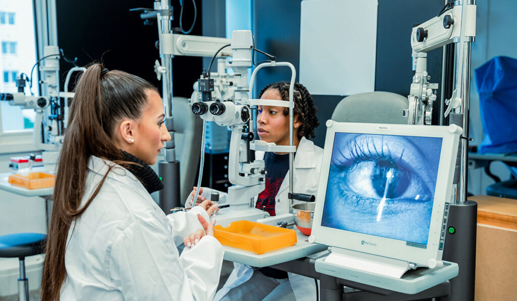 Deux étudiantes travaillant ensemble lors d’un cours pratique d’optique à l’Institut Supérieur d’Optique