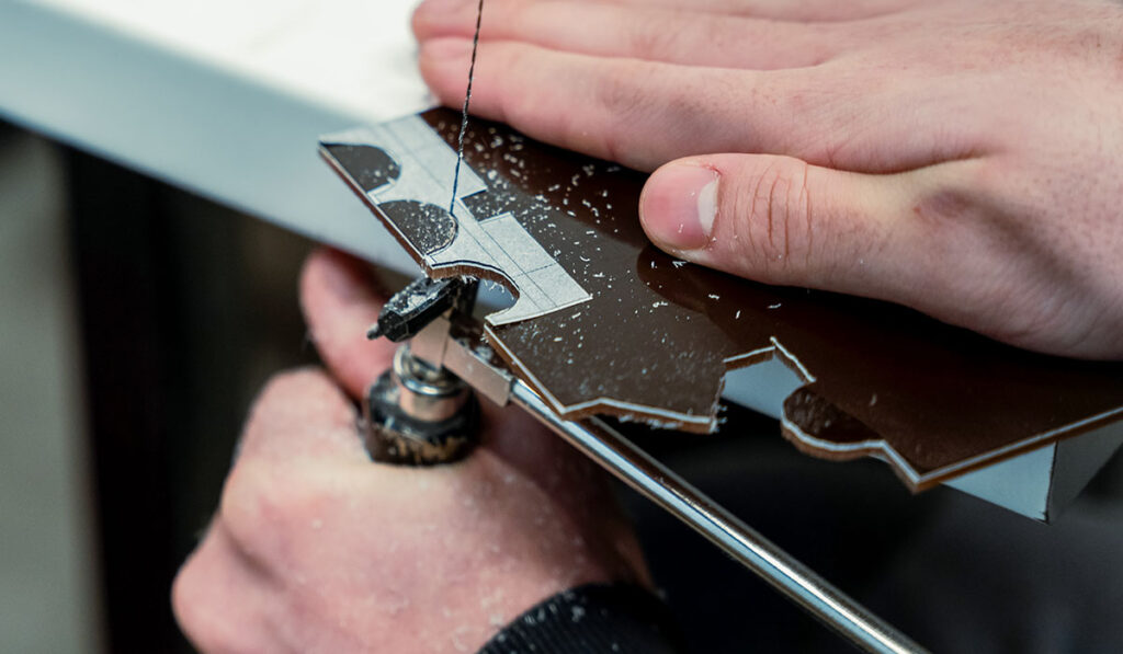 Façonnage manuel de lunettes dans l’atelier de l’Institut Supérieur d’Optique