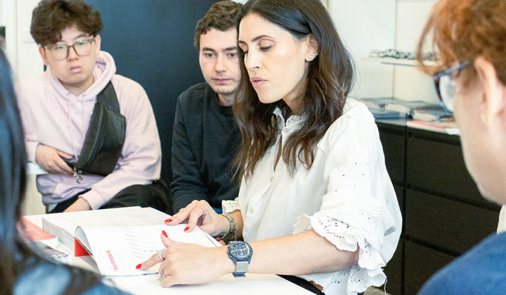 Travail en groupe avec une formatrice à l’Institut Supérieur d’Optique