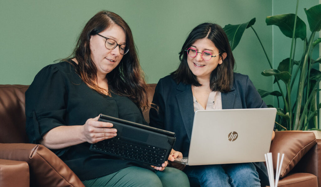 Deux professionnelles échangeant pendant un cours à l’ISO