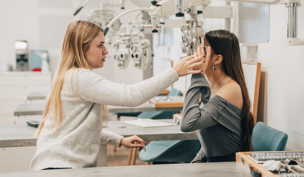 Étudiante réalisant un test de réfraction à l’Institut Supérieur d’Optique
