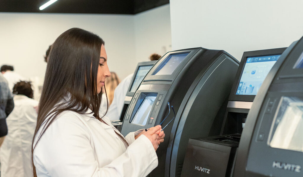 Étudiante utilisant une machine de taillage de verres à l’Institut Supérieur d’Optique
