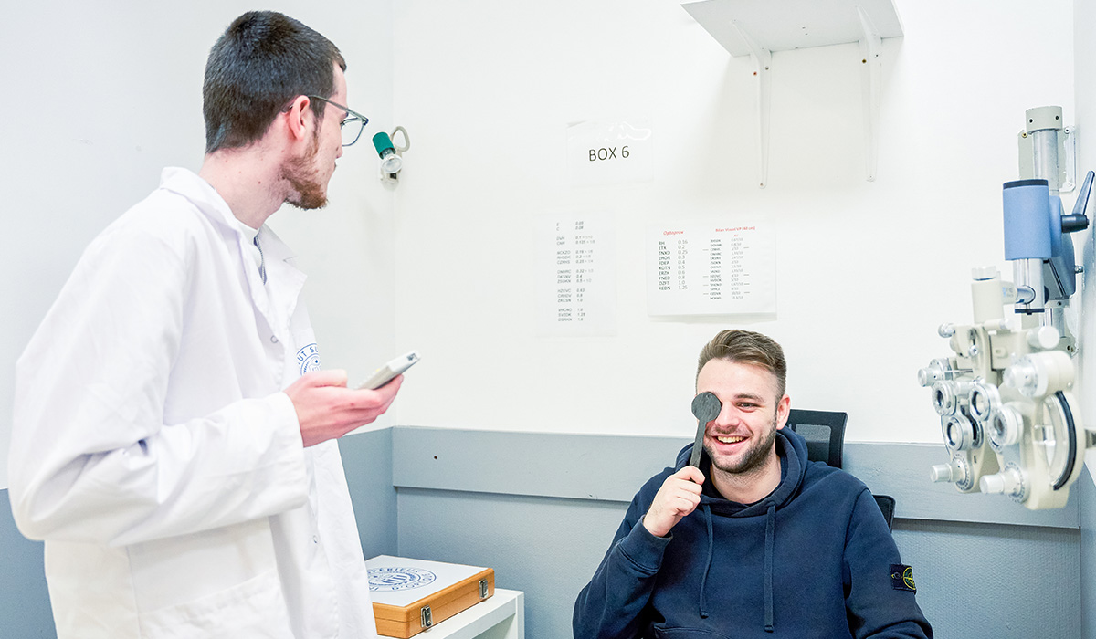 Étudiants en pratique d’optique à l’Institut Supérieur d’Optique