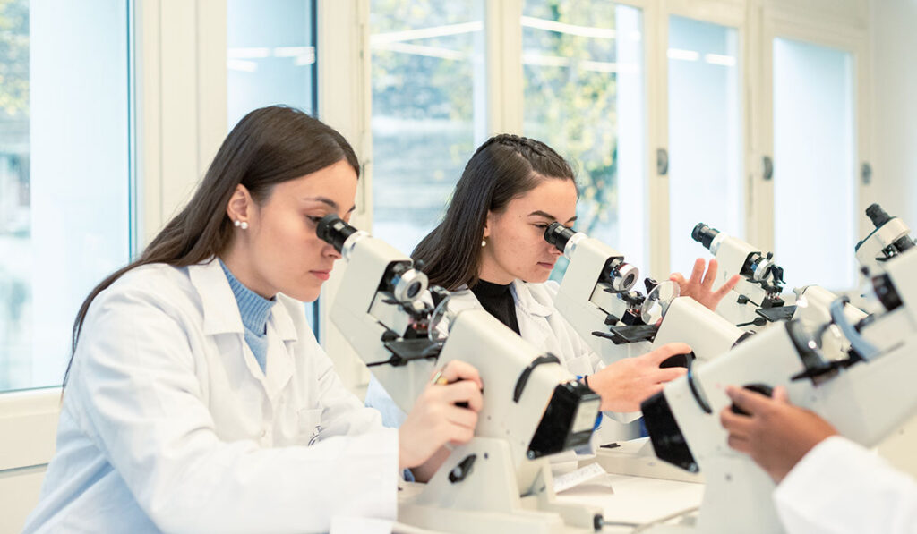 Travaux pratiques d’optique à l’Institut Supérieur d’Optique