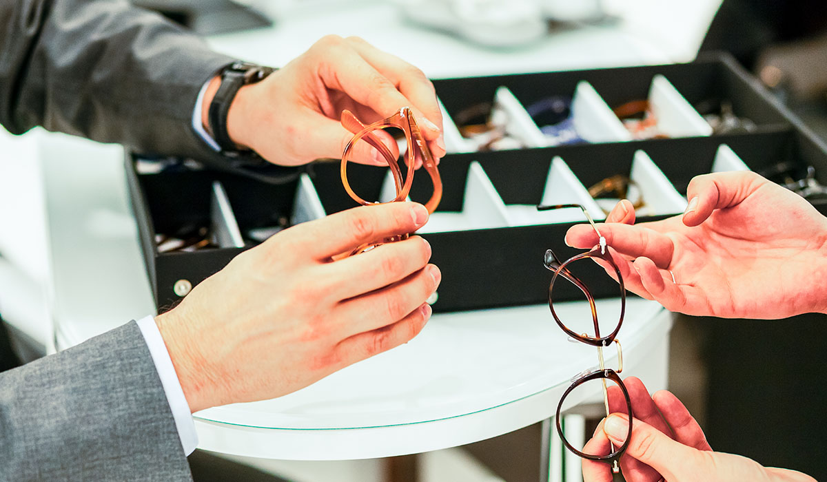 Échange professionnel autour d’une monture dans le cadre d’un cours de commerce et management en optique