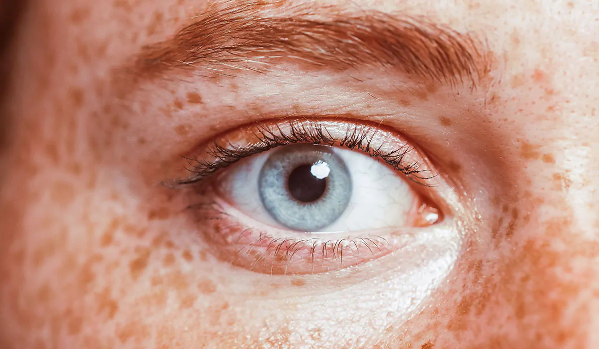 Gros plan sur un œil bleu illustrant la précision et la santé visuelle, thématique centrale des métiers de l’optique