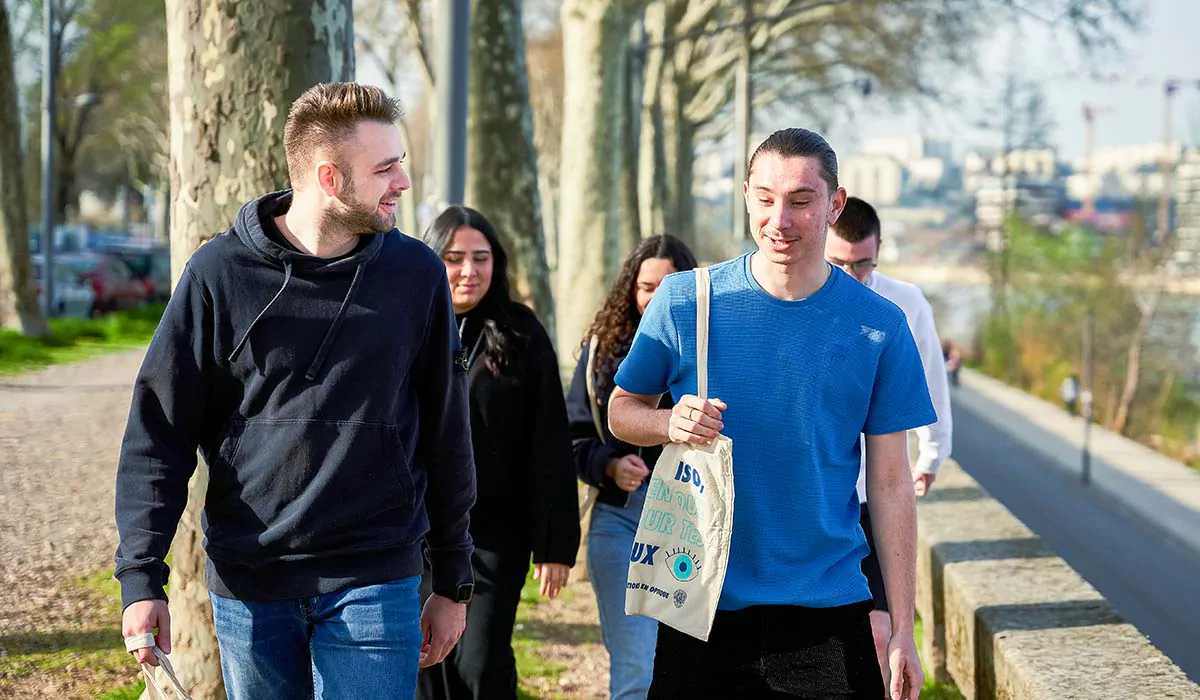 Étudiants de l’ISO vers le campus en France