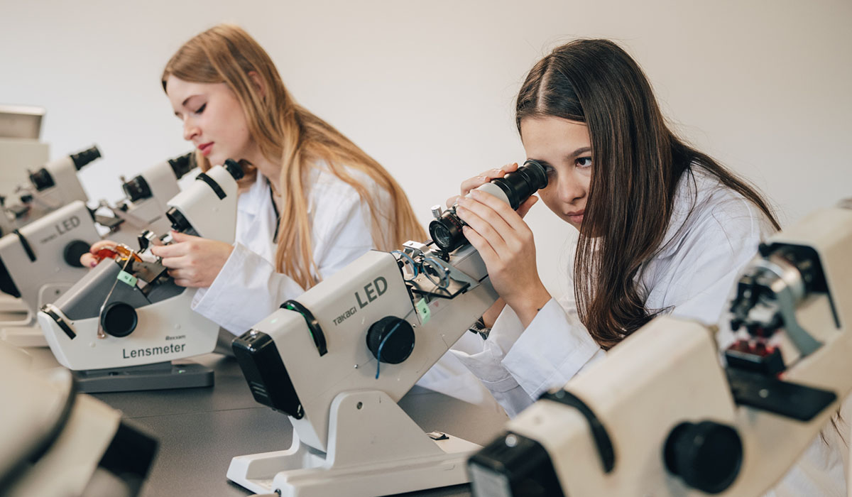 Deux étudiantes lors d’un cours pratique d’optique à l’Institut Supérieur d’Optique