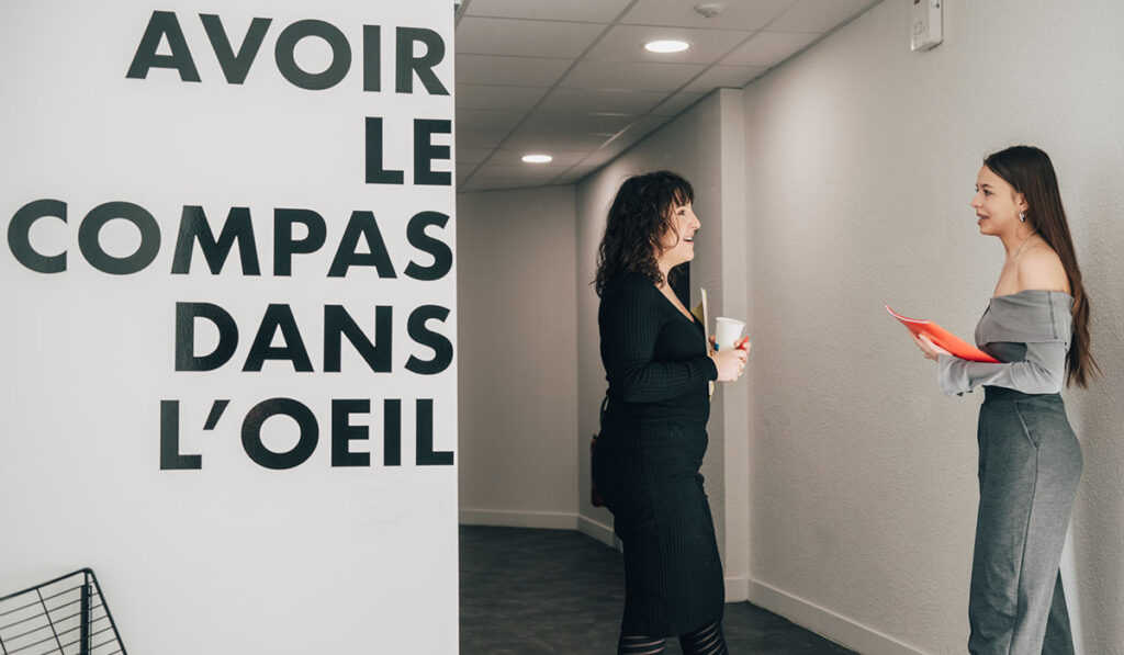 Échange entre une responsable et une étudiante dans un des campus de l’Institut Supérieur d’Optique