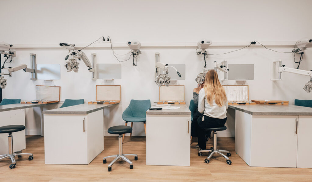 Salle de travaux pratiques en optique à l’ISO Bordeaux