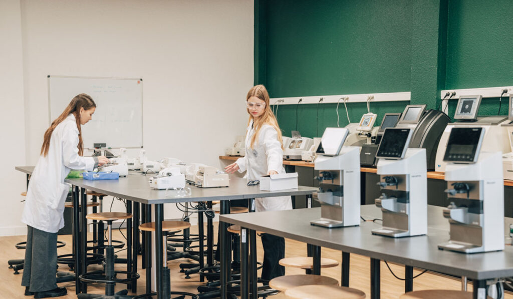 Atelier d’optique à l’Institut Supérieur d’Optique Bordeaux