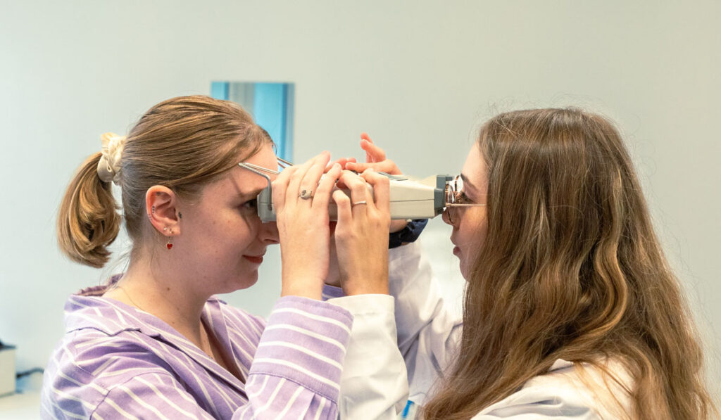 Étudiantes en optique réalisant un examen prise de mesure à l’Institut Supérieur d’Optique