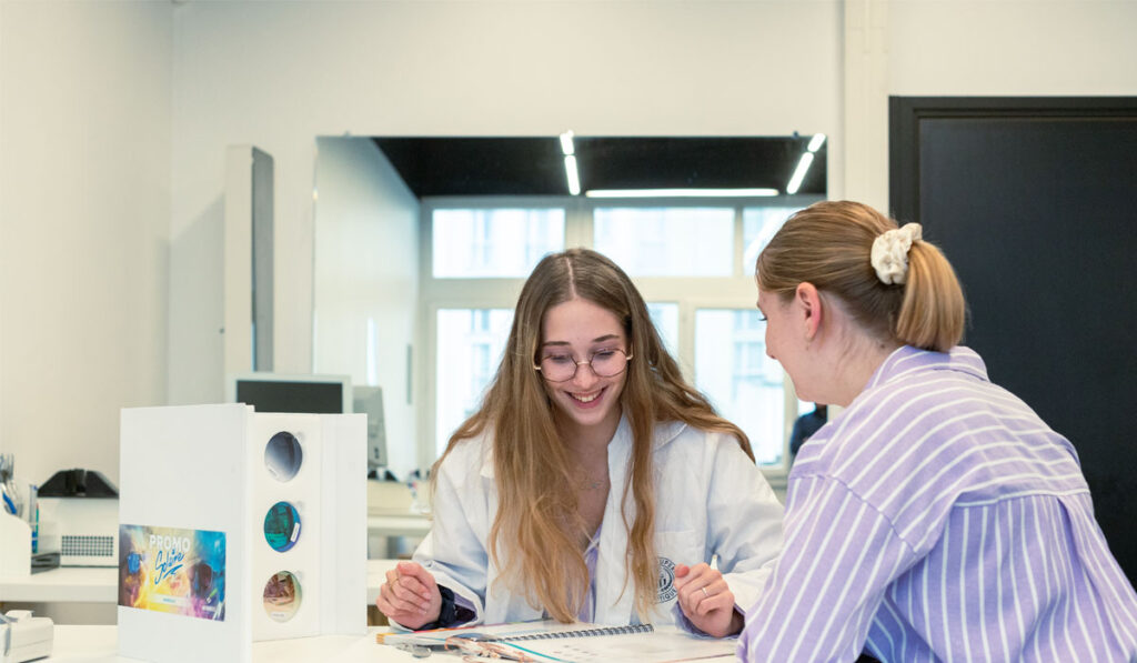 Étudiantes de l’ISO Grenoble échangeant pendant un cours d’optique
