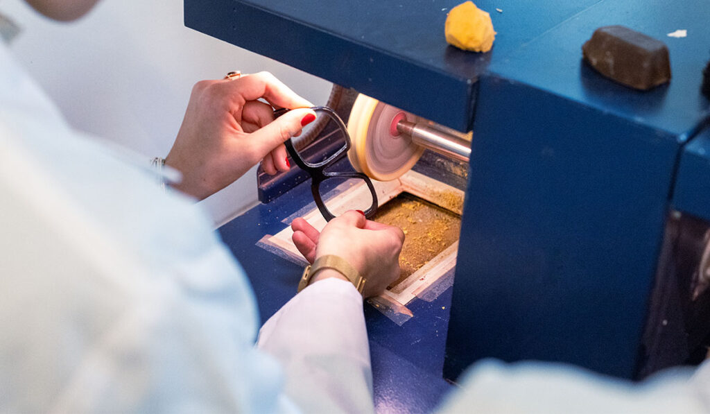 Apprentissage de la taille de verre et ajustage à ISO Lille