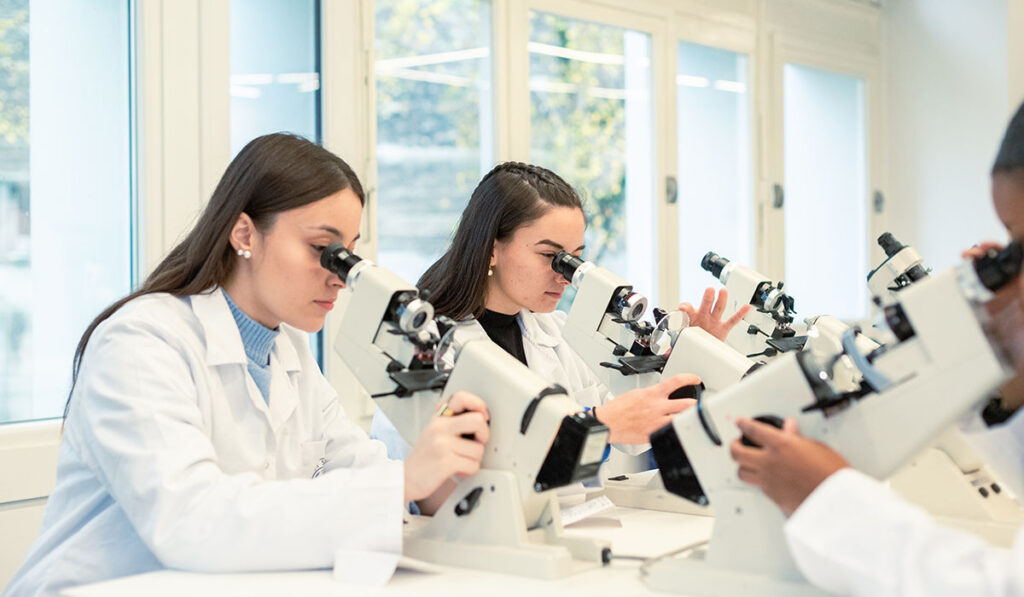 Étudiants en pratique d’optique à ISO Lyon