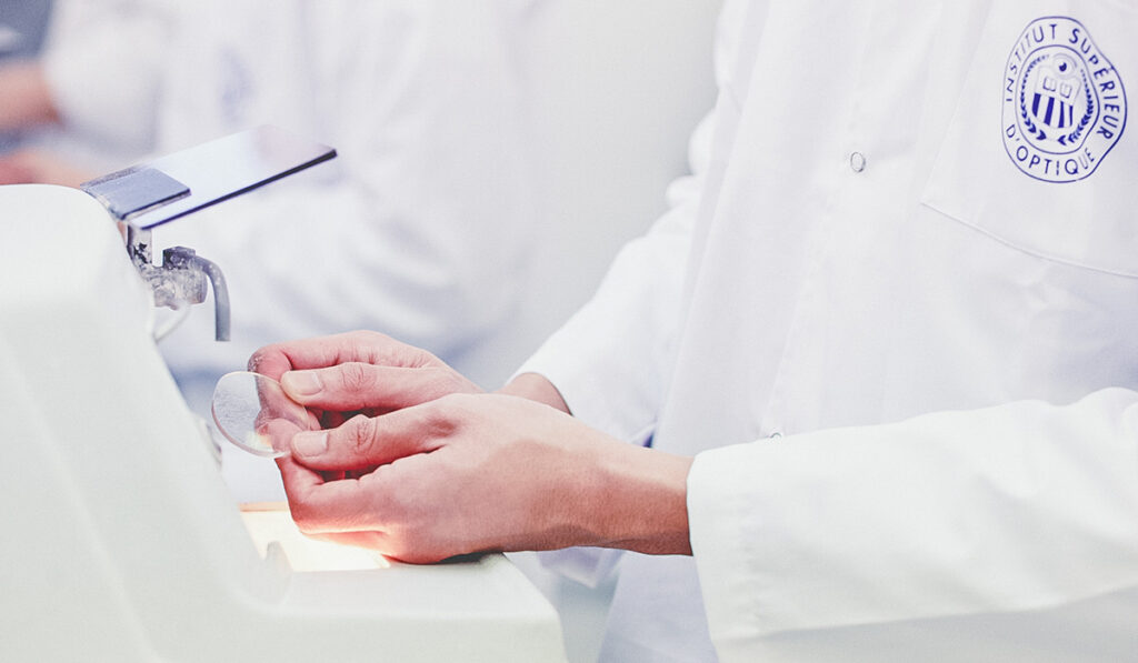 Étudiant façonne un verre optique à l’Institut Supérieur d’Optique
