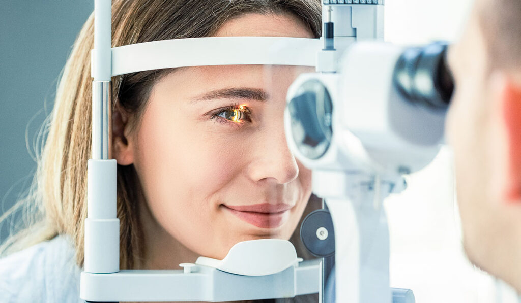 Étudiante en examen visuel à ISO Nancy