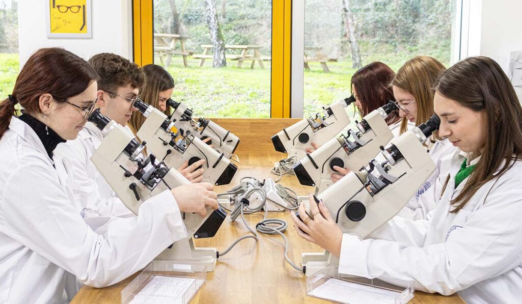 Cours pratique en laboratoire d’optique à ISO Nantes