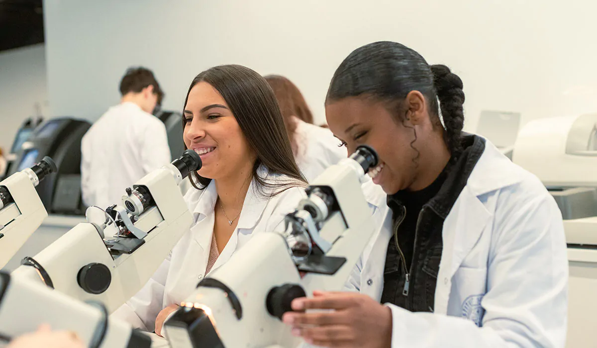 Étudiantes en travaux pratiques de microscopie à ISO Paris