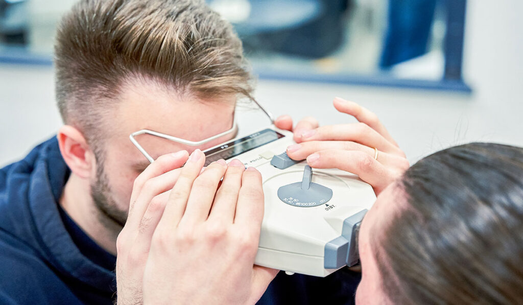 Étudiants en optique réalisant un examen de vue à ISO Rennes