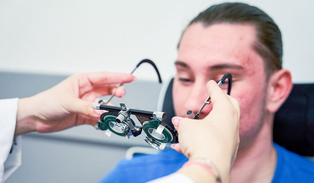 Examen de la vision avec lunettes d’essai à l’Institut Supérieur d’Optique