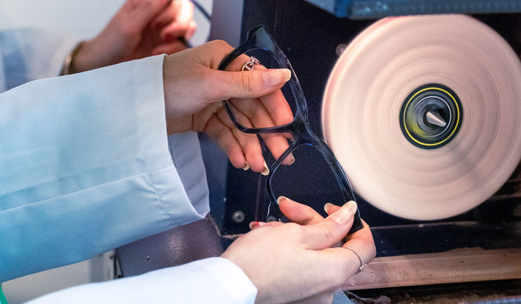 Atelier de meulage et montage de verres à ISO Rouen