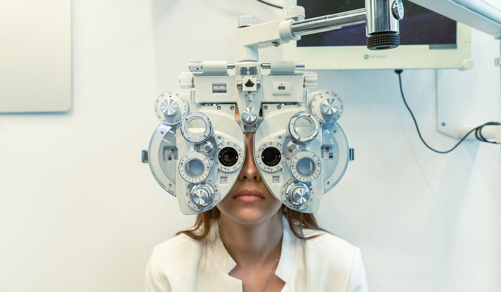 Étudiante réalisant un test de réfraction à ISO Rouen