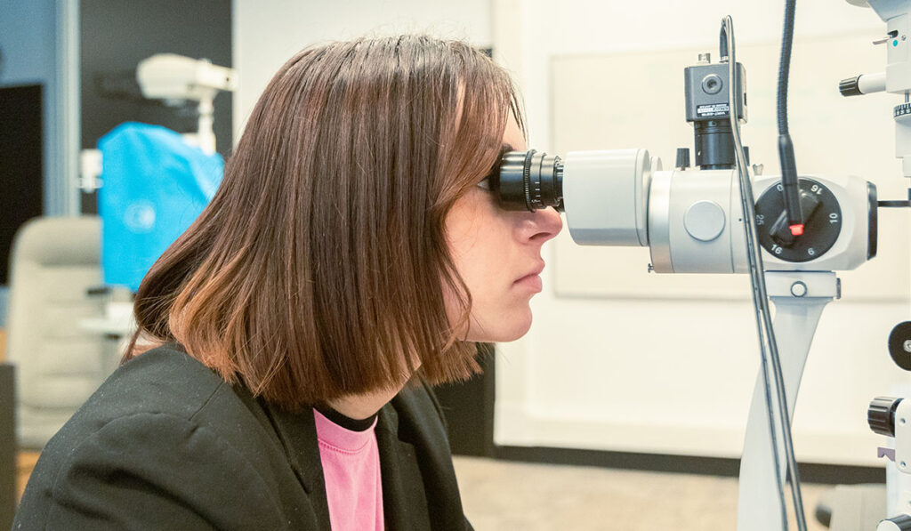 Observation au biomicroscope lors d’un cours d’optique à ISO Toulouse