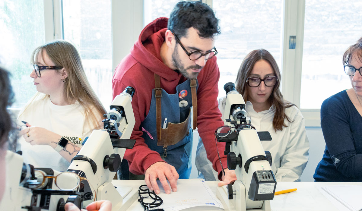 Étudiants en formation d’optique avec ISO Digital