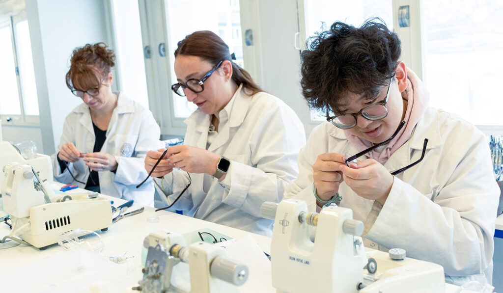 Étudiants en formation d’optique avec ISO Digital réalisant des travaux pratiques