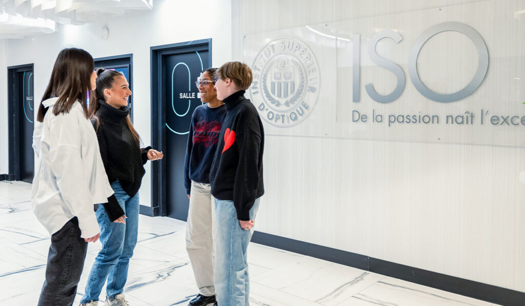 Étudiants à l’entrée de l’Institut Supérieur d’Optique