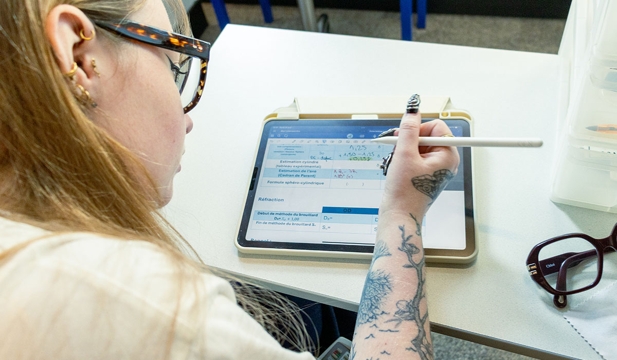 Étudiante suivant une formation d’opticien à son rythme avec ISO Digital