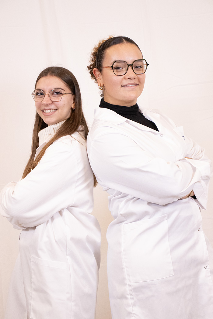 Étudiantes en blouse blanche de l’Institut Supérieur d’Optique