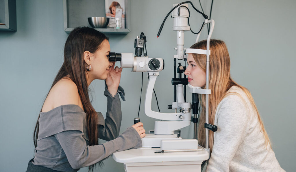 Travaux en binôme sur du matériel d’optométrie en licence professionnelle d’optique