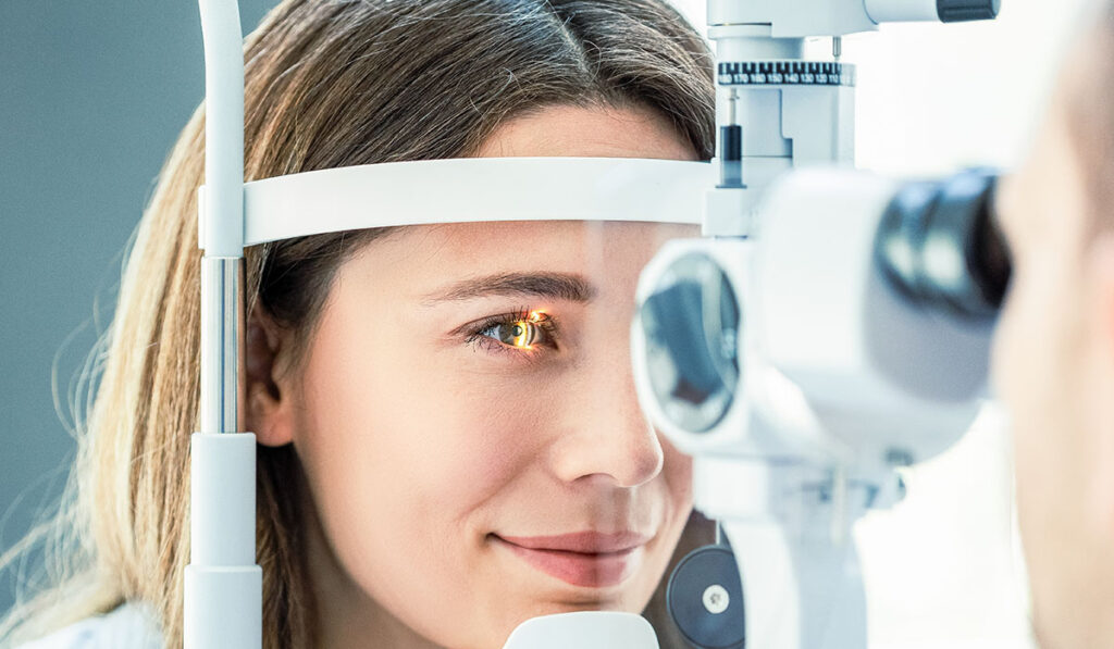 Étudiante en examen visuel à l’Institut Supérieur d’Optique