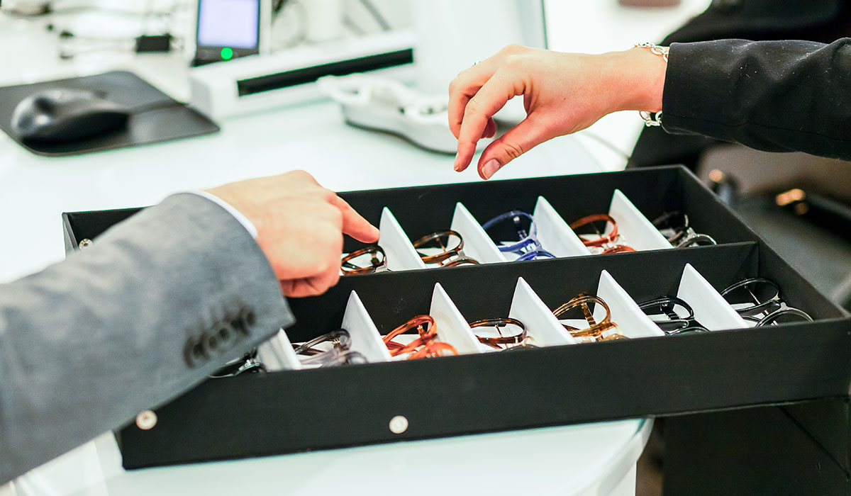 Présentation de montures optiques dans le magasin pédagogique à ISO Rennes