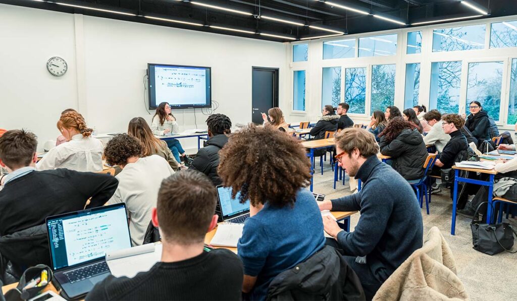 Cours en amphithéâtre à l’Institut Supérieur d’Optique