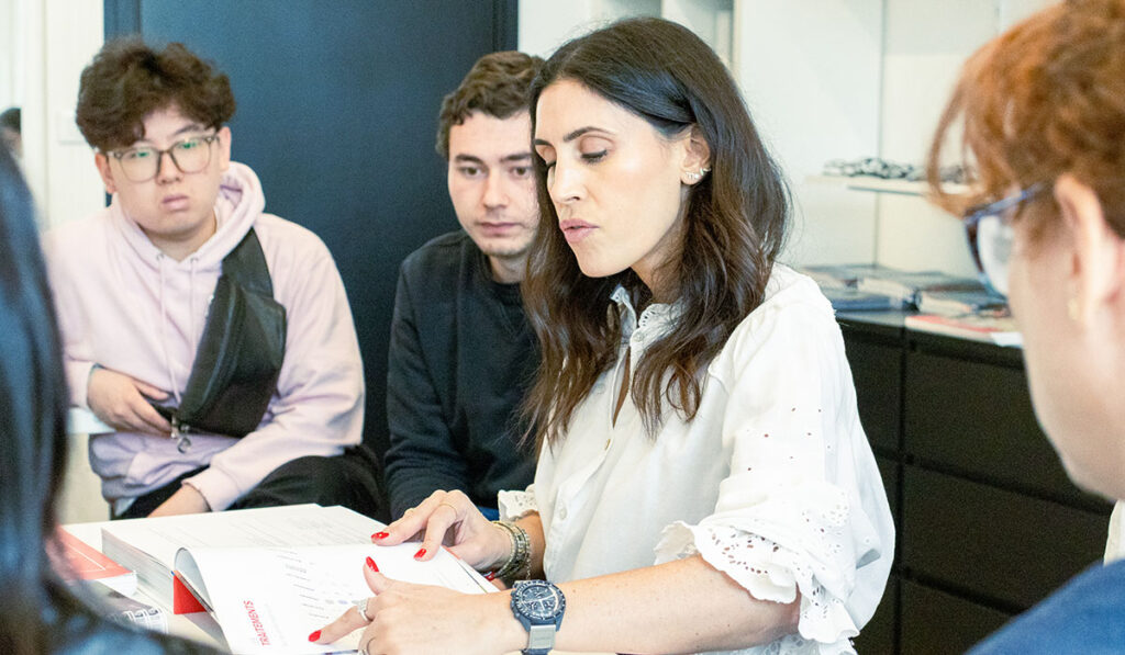 Travail en petit groupe avec un formateur à l’Institut Supérieur d’Optique