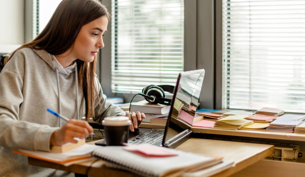 Étudiante en préparation de cours à distance