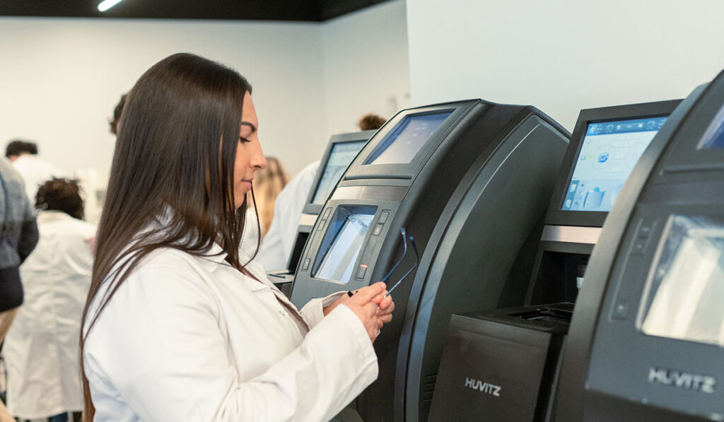 Étudiante utilisant une machine de taillage de verres à l’Institut Supérieur d’Optique