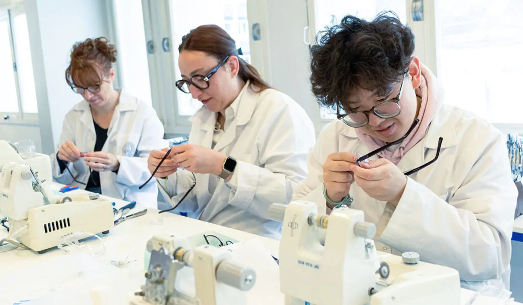 Étudiants réalisant des travaux pratiques de montage de lunettes à l’Institut Supérieur d’Optique
