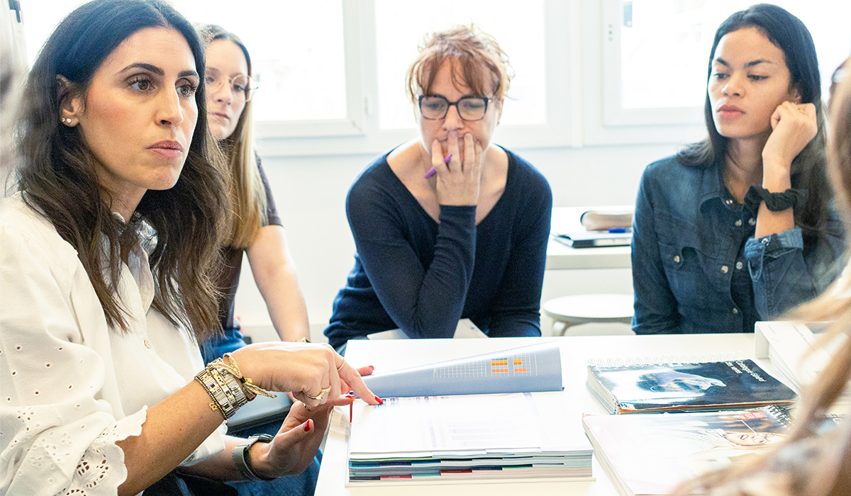 Groupe d’adultes en reconversion professionnelle suivant un cours théorique en optique à l’Institut Supérieur d’Optique