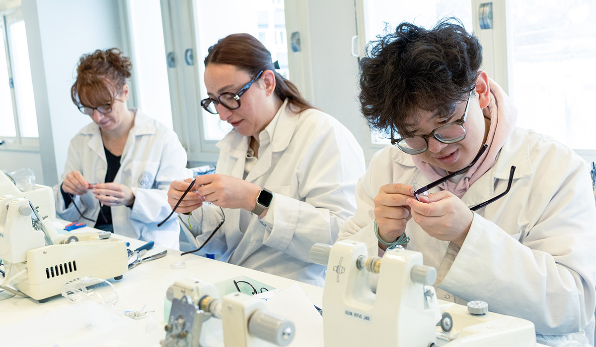 Étudiants réalisant des travaux pratiques de montage de lunettes à l’ISO