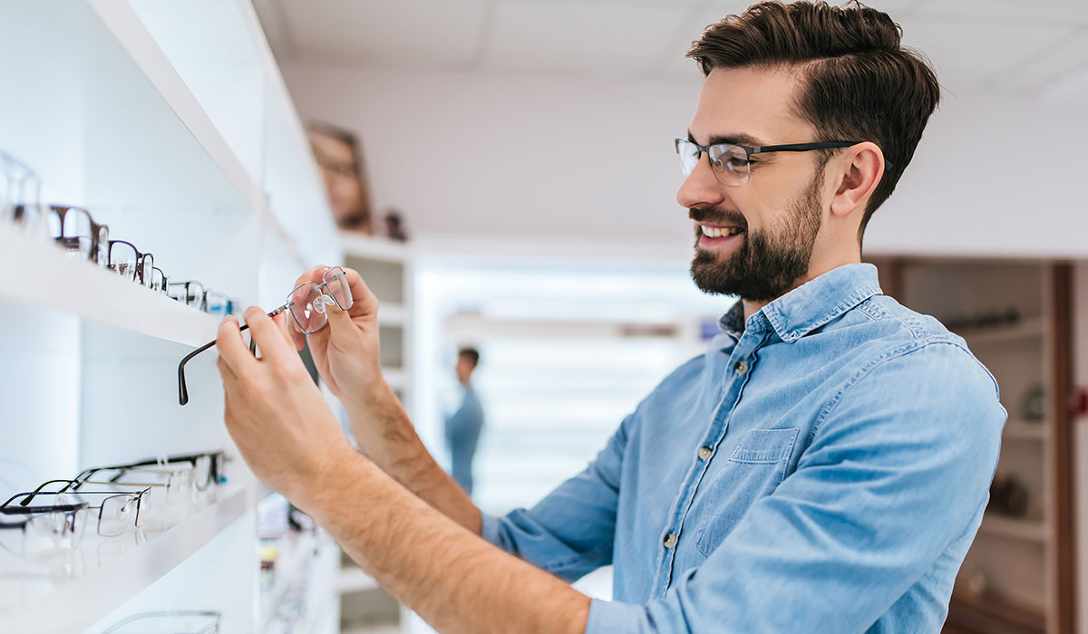 Étudiant choisissant une monture au magasin pédagogique d’optique de l’Institut Supérieur